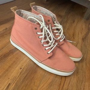 Reef size 7 high top sneakers, barely Used.